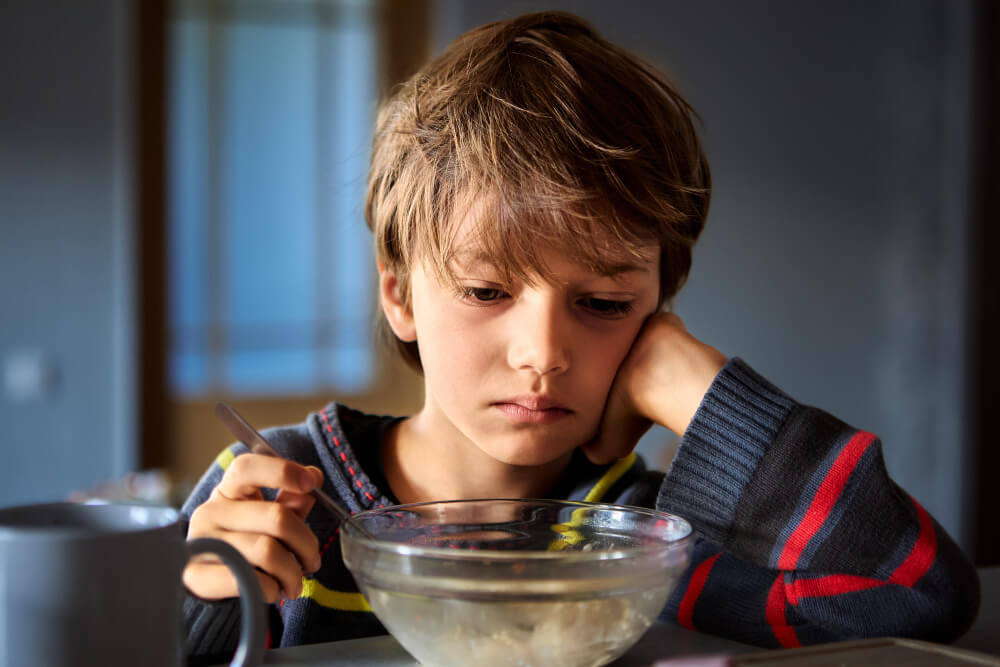 Niño que no quiere comer su cena
