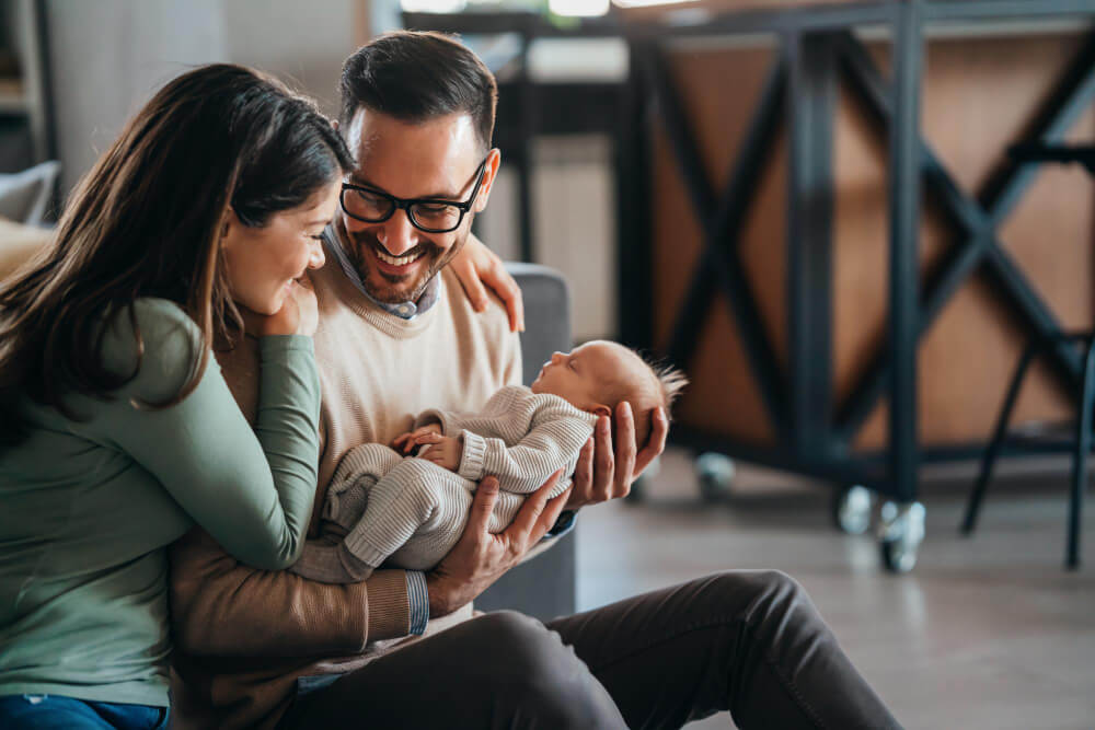 Mamá y papá cargando a su bebé