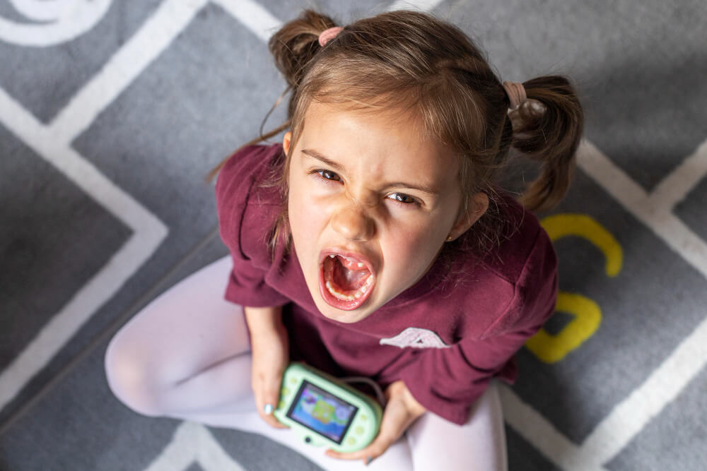 Guia para gestionar las pataletas de tus hijos Hija durante una pataleta